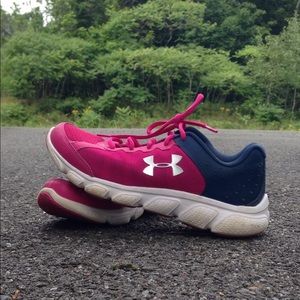 Pink underarmour shoes with end tips of navy blue